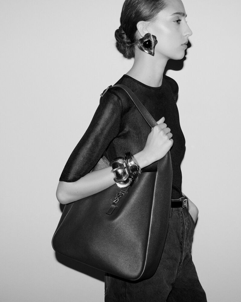 LE 5 À 7 supple large in grained leather